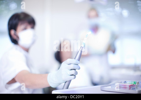 Nahaufnahme von Zahnärzte Hand mit UV-Licht Stockfoto