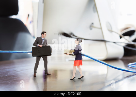 Bürokollegen halten große Computerkabel auf übergroße Schreibtisch Stockfoto