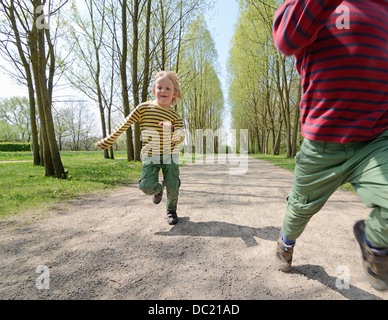 Kinder laufen weg im park Stockfoto