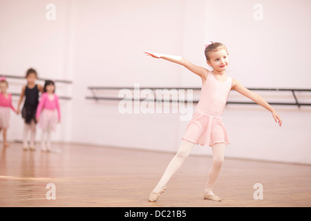 Jungen Ballerina posiert in Klasse Stockfoto