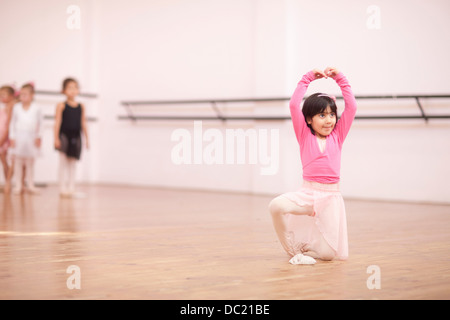 Jungen Ballerina posiert im studio Stockfoto