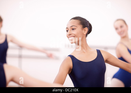 Porträt von teenage Ballerina in der Klasse Stockfoto