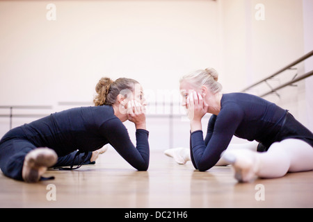 Lehrer üben Boden Pose mit ballerina Stockfoto