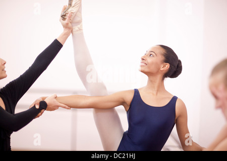 Porträt von teenage Ballerina und Lehrer Stockfoto