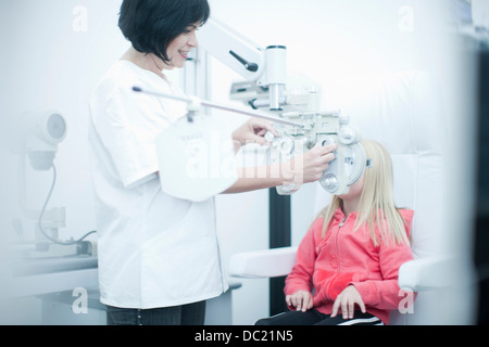 Optiker, die Überwachung von jungen Mädchen in Augenklinik Stockfoto