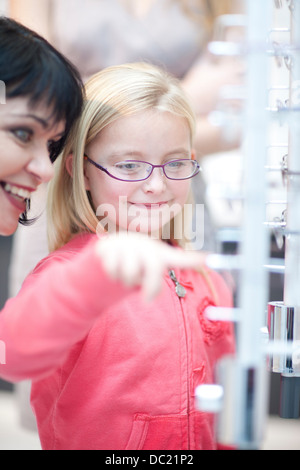 Junges Mädchen zeigt eine Brille Stockfoto