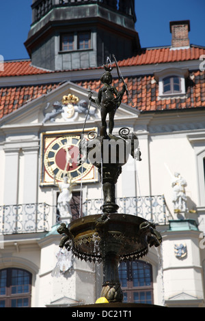 Luna-Fountain vor dem Rathaus am Marktplatz, Lüneburg, Lüneburg, Niedersachsen, Deutschland, Europa Stockfoto