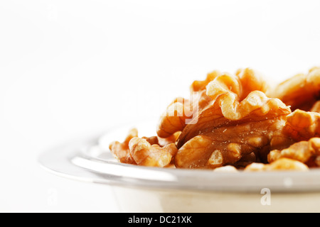 Eine Schüssel mit Walnuss-Samen auf weißem Hintergrund Stockfoto