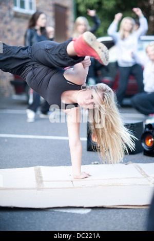 Mädchen Breakdance auf Parkplatz Stockfoto