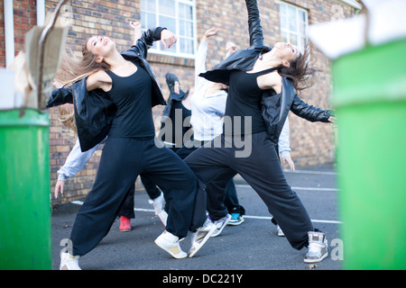 Gruppe von Mädchen tanzen auf Parkplatz Stockfoto