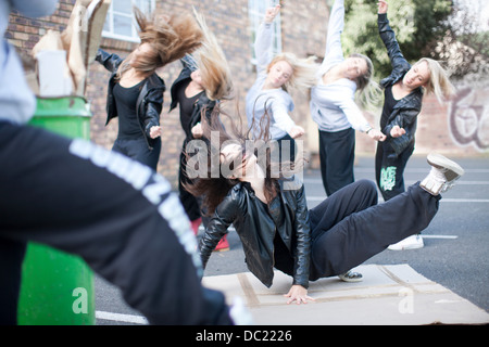 Gruppe von Mädchen Breakdance auf Parkplatz Stockfoto