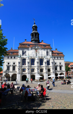 Cafe vor dem Rathaus am Marktplatz, Lüneburg, Lüneburg, Niedersachsen, Deutschland, Europa Stockfoto