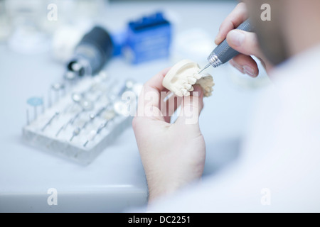 Zahntechniker arbeiten an Prothese Stockfoto