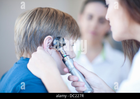 Arzt überprüft jungen Ohr Stockfoto