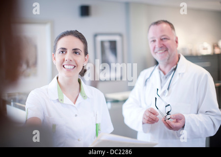 Ehrliches Porträt von Arzt und Krankenschwester Stockfoto