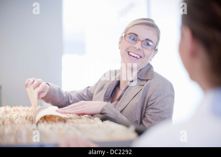 Empfangsdame Durchsicht Krankenhaus Karteikarten Stockfoto