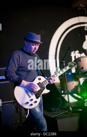 Reifer Mann, die Gitarre auf der Bühne Stockfoto