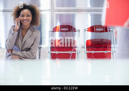 Junge Frau wartet im Büro Stockfoto