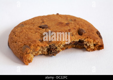 Gebissen neuen Maryland Gooeys Haselnuss - crunchy Cookie mit einem Klebrigen chocolatey Zentrum auf weißem Hintergrund gefüllt Stockfoto