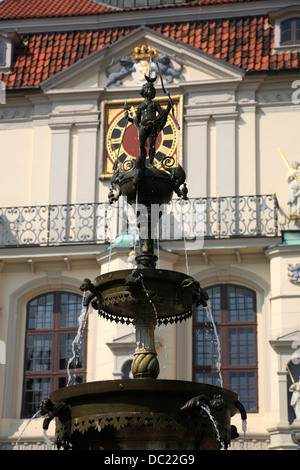 Luna-Fountain vor dem Rathaus am Marktplatz, Lüneburg, Lüneburg, Niedersachsen, Deutschland, Europa Stockfoto