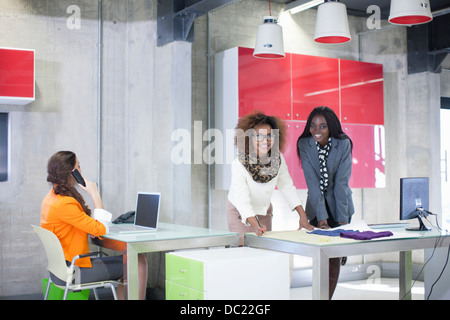 Junge Frauen in Kreativbüro Stockfoto