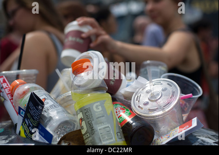 Eine überlaufende Abfalleimer in Bushwick Nachbarschaft in Brooklyn in New York gesehen Stockfoto