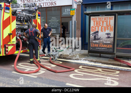 Herne Hill, South London SE24 7. August 2013: die Nachwirkungen nach einen Wasserrohrbruch, der ansonsten verkehrsreiche Kreuzung der Halbmond Lane und Dulwich Road im Süden Londons Herne Hill geschlossen. Notdienste hießen bei ca. 05:00, wenn Wasser überschwemmt lokale Unternehmen zwingen, Ladenbesitzer und Eigentümer, deren Eigenschaften zu evakuieren und verlassen, bevor Stromlieferungen geschlossen wurden. Copyright Richard Baker / Alamy Live News. Stockfoto