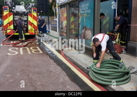 Herne Hill, South London SE24 7. August 2013: die Nachwirkungen nach einen Wasserrohrbruch, der ansonsten verkehrsreiche Kreuzung der Halbmond Lane und Dulwich Road im Süden Londons Herne Hill geschlossen. Notdienste hießen bei ca. 05:00, wenn Wasser überschwemmt lokale Unternehmen zwingen, Ladenbesitzer und Eigentümer, deren Eigenschaften zu evakuieren und verlassen, bevor Stromlieferungen geschlossen wurden. Copyright Richard Baker / Alamy Live News. Stockfoto