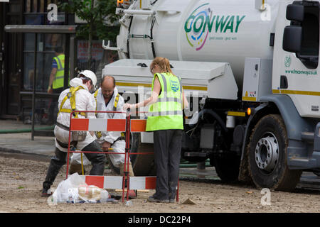 Herne Hill, South London SE24 7. August 2013: die Nachwirkungen nach einen Wasserrohrbruch, der ansonsten verkehrsreiche Kreuzung der Halbmond Lane und Dulwich Road im Süden Londons Herne Hill geschlossen. Notdienste hießen bei ca. 05:00, wenn Wasser überschwemmt lokale Unternehmen zwingen, Ladenbesitzer und Eigentümer, deren Eigenschaften zu evakuieren und verlassen, bevor Stromlieferungen geschlossen wurden. Copyright Richard Baker / Alamy Live News. Stockfoto