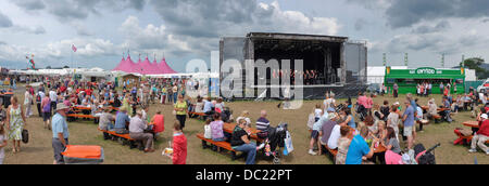 Denbigh, Clwyd, Wales UK. Mittwoch, 7. August 2013. Ein Überblick über die "Maes" oder die Hauptarena auf die 2013 National Eisteddfod von Wales The National Eisteddfod ist ein jährliches Festival feiert das Beste aus Wales, die jedes Jahr in der ersten Augustwoche stattfindet. Das Highlight der walisischen Sprache Kulturkalender vereint Glastonbury mit den Edinburgh Festivals. Er findet an einem anderen Ort jedes Jahr abwechselnd in Nord- und Süd-Wales und begrüßt mehr als 150 000 Besucher im Laufe der Veranstaltung. Bildnachweis: Keith Morris/Alamy Live-Nachrichten Stockfoto