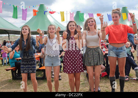 Denbigh, Clwyd, Wales UK. Mittwoch, 7. August 2013. Fünf Mädchen im Teenageralter, live-Musik in der 2013 National Eisteddfod von Wales The National Eisteddfod mitsingen ist ein jährliches Festival feiert das Beste aus Wales, die jedes Jahr in der ersten Augustwoche stattfindet. Das Highlight der walisischen Sprache Kulturkalender vereint Glastonbury mit den Edinburgh Festivals. Er findet an einem anderen Ort jedes Jahr abwechselnd in Nord- und Süd-Wales und begrüßt mehr als 150 000 Besucher im Laufe der Veranstaltung. Bildnachweis: Keith Morris/Alamy Live-Nachrichten Stockfoto