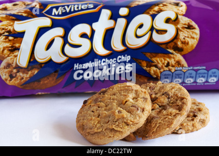 Paket von McVitie's Tasties Hazlenut Choc Chip Cookies geöffnet mit Inhalt entfernt Stockfoto