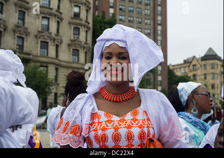 Senegalesische Einwanderer Teilnahme an einer Parade in Harlem in New York zum Gedenken an ihre Shaykh Ahmadou Bamba Stockfoto