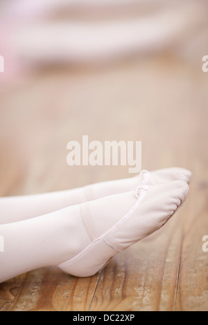 Nahaufnahme eines jungen Ballerinas Füße zeigen Stockfoto