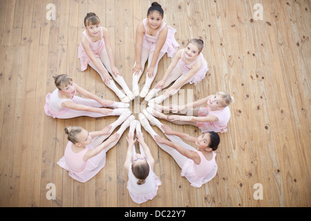 Erhöhten Blick auf jungen Ballerina im Kreis Bildung Stockfoto