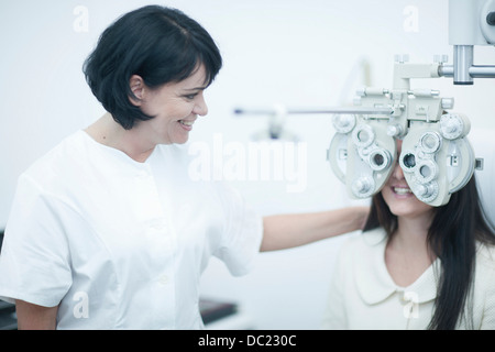 Junge Frau beim Optiker mit Sehtest Stockfoto