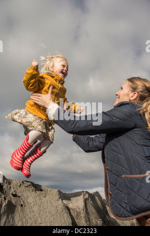 Kleinkind von Wand zu springen Stockfoto