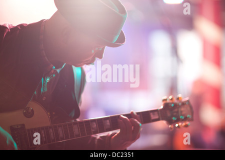 Reifer Mann, die Gitarre auf der Bühne hautnah Stockfoto