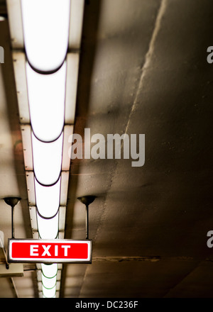 Exit-Schild und Leuchtstoffröhren an der Decke der u-Bahnstation, Toronto, Ontario, Kanada Stockfoto