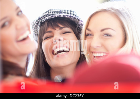 Porträt von drei Freundinnen lachen hautnah Stockfoto