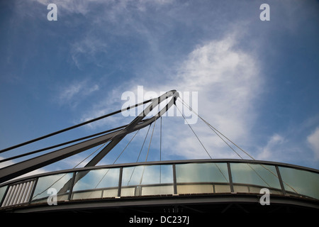 Europa, Portugal, Aveiro. Einzigartige kreisförmige Fußgänger Spitze Eisenbrücke in Aveiro, Portugal. "Ponte Pedonal Rundschreiben". Stockfoto