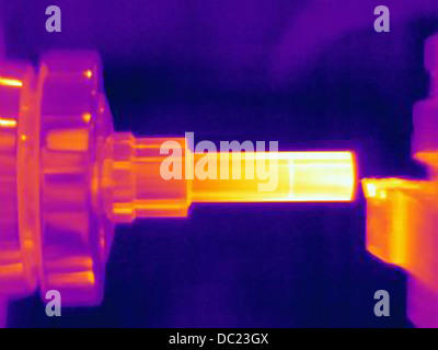 Wärmebild eines Teils Drehbank mit Erwärmung des Schneidwerkzeugs und Teil eingeschaltet wird Stockfoto