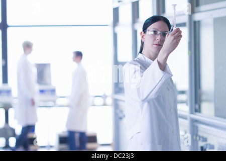 Chemie-Student auf der Suche auf Kolben im Labor Stockfoto