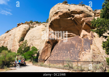 Touristen auf Zeitung Rock State Historic Monument, Utah State Route 211, in der Nähe von Monticello, Utah, USA Stockfoto