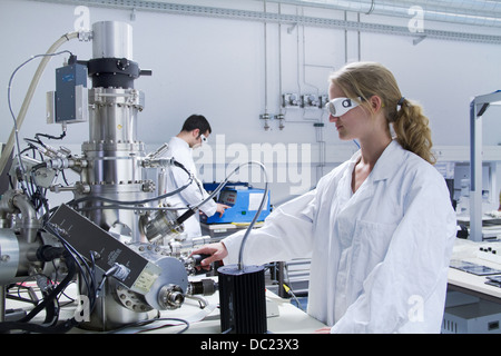 Zwei Wissenschaftler tragen Laborkittel mit wissenschaftlichen Geräten Stockfoto