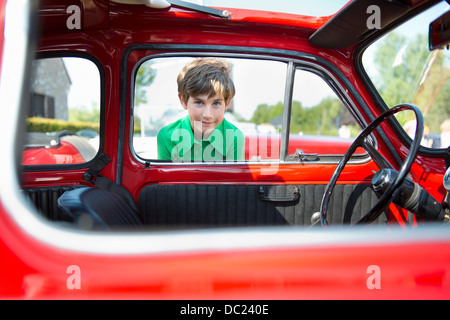 Junge Blick durch Fenster Oldtimer Automobil Stockfoto