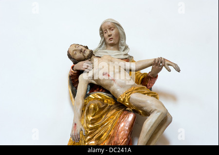 Hölzerne Statue einer Frau, die den toten Körper von Jesus in der Kirche Unter Griesbach in Süddeutschland hält Stockfoto