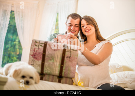 Paar auf der Suche durch Fall von Baby-Kleidung Stockfoto