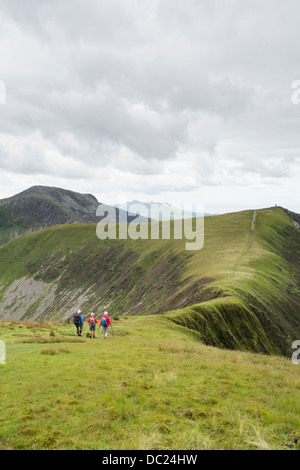 Wanderer Wandern Westen Weg vom Trum y Ddysgl zu Mynydd Tal-y-Mignedd auf Nantlle Grat gehen in die Berge von Snowdonia Wales UK Stockfoto