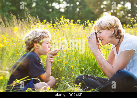 Frau nehmen Foto jungen weht Kuss Stockfoto